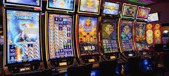 888spo live casino dealer မှ roulette ဂဟာ လှည့်ကာ ကစားသမားများနှင့် အပြန်အလှန် ဆောင်ရွက်နေသည့် မြင်ကွင်း